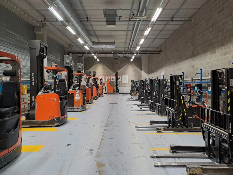 Şarj ve park alanında sıralanmış istif makineleri