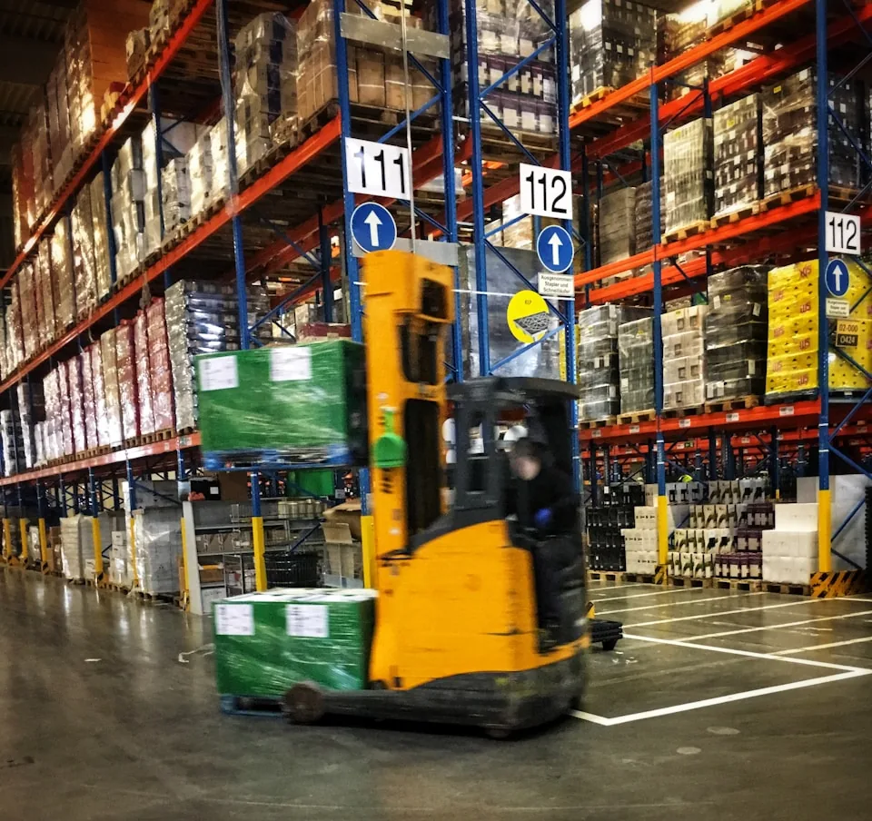 Antrepo içinde forklift ile palet elleçlemesi