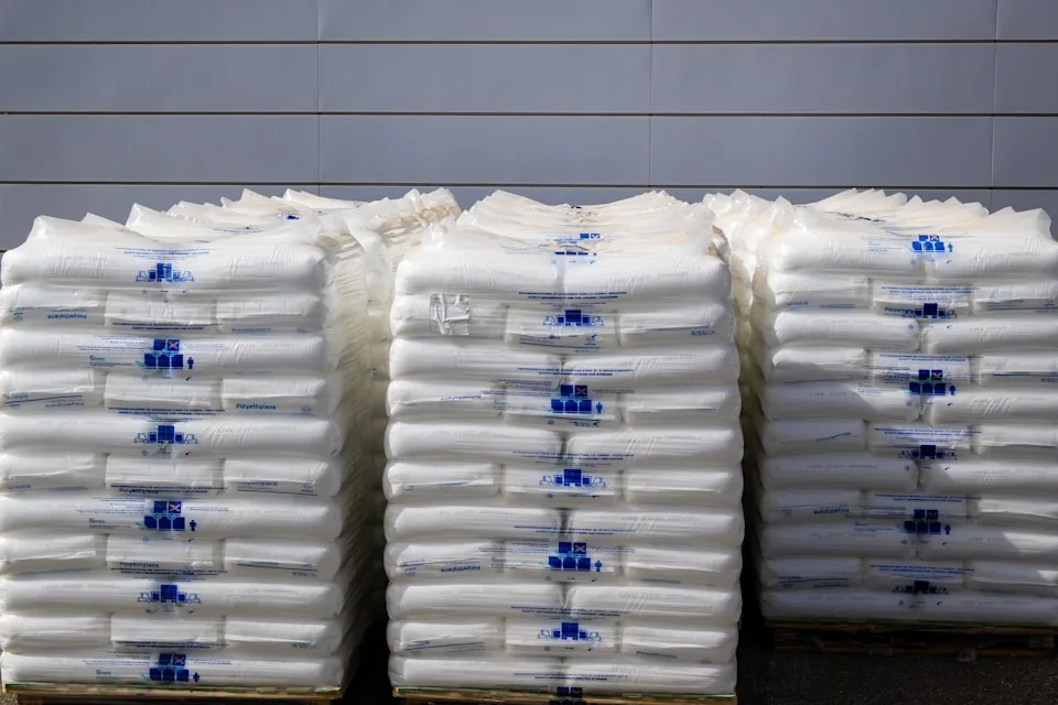 Paletlenmiş plastik hammadde çuvalları